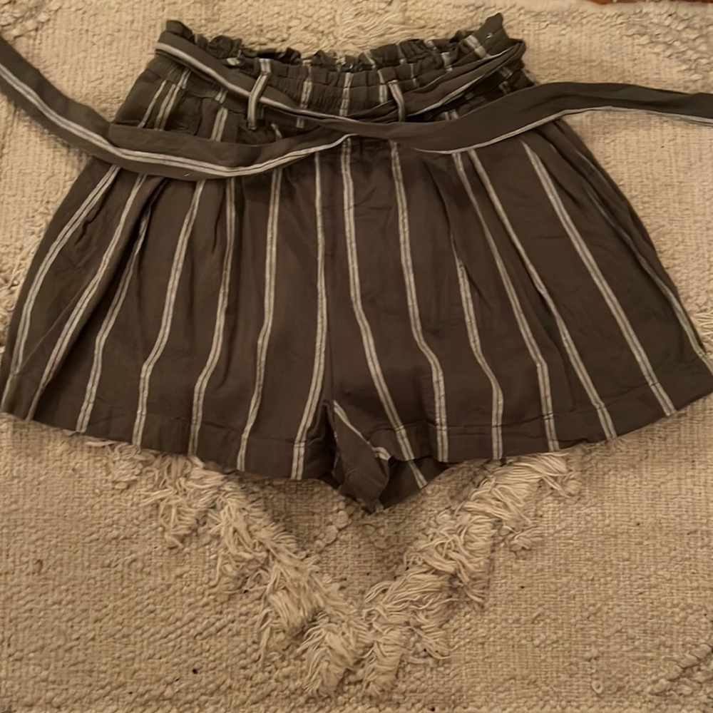 american eagle green and white shorts
